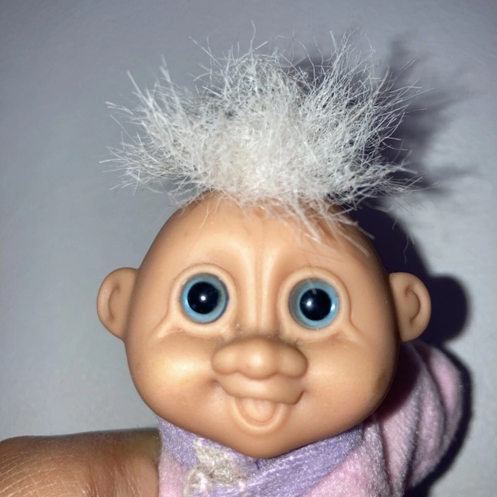 CRAWLING BABY GIRL - 3" Russ Troll Doll White Hair / Full Piece Outfit  Vintage - Picture 3 of 6